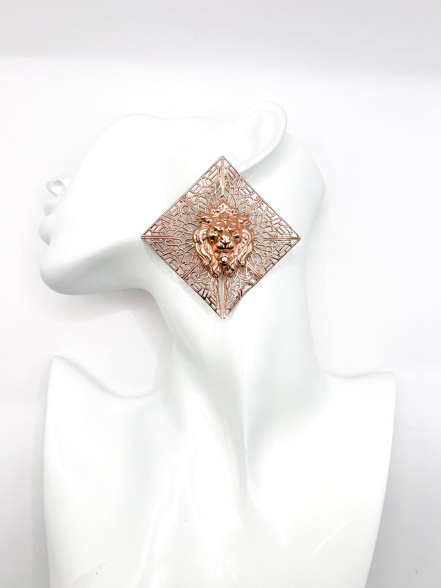 Divine lion (Earrings)