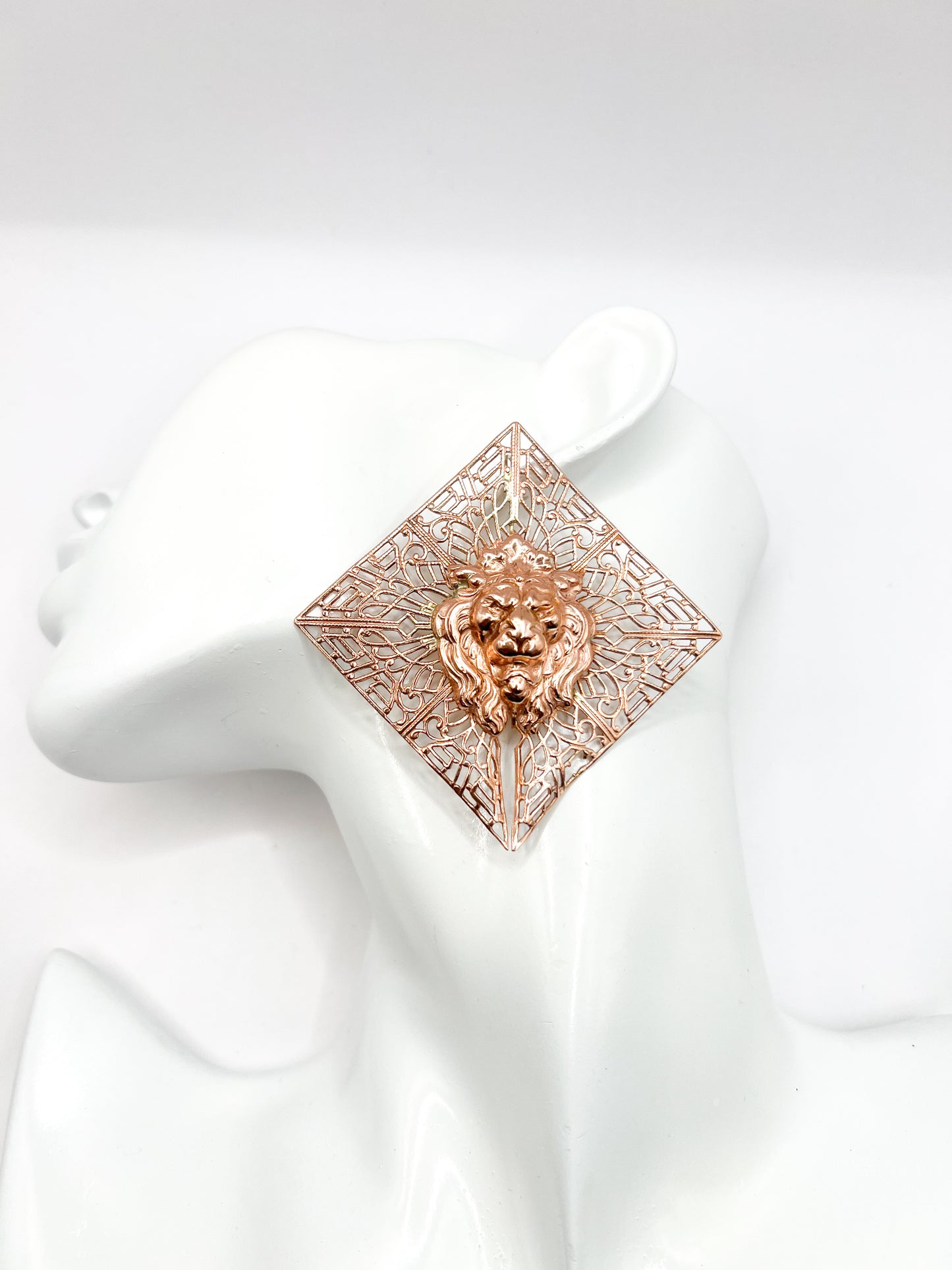 Divine lion (Earrings)